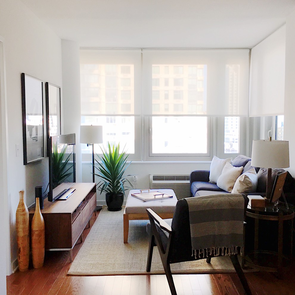 Идея дизайна: открытая гостиная комната среднего размера в стиле модернизм с белыми стенами, паркетным полом среднего тона, отдельно стоящим телевизором и коричневым полом без камина