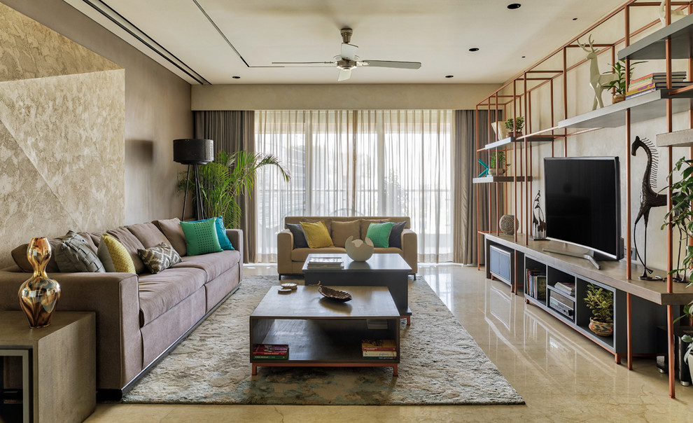 Modernes Wohnzimmer mit beiger Wandfarbe, freistehendem TV und beigem Boden in Mumbai