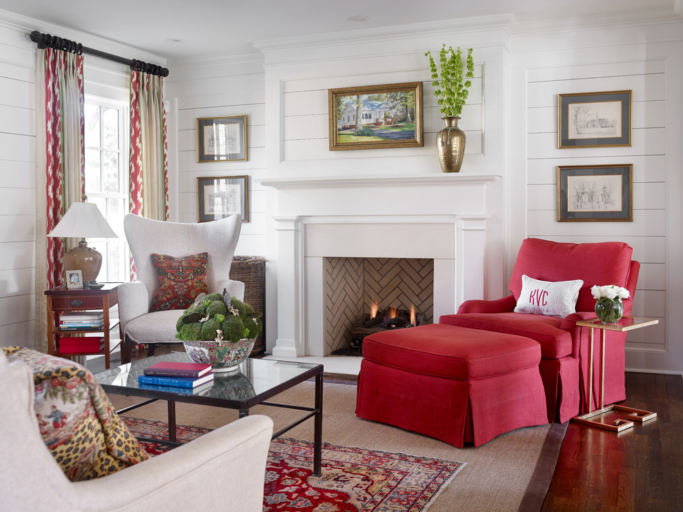 Repräsentatives Klassisches Wohnzimmer mit weißer Wandfarbe, dunklem Holzboden und Kamin in Atlanta