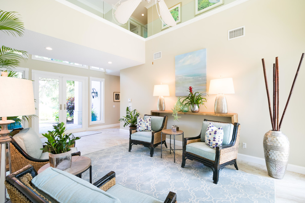 Immagine di un soggiorno stile marinaro aperto con sala formale, pareti beige, pavimento in gres porcellanato e nessuna TV