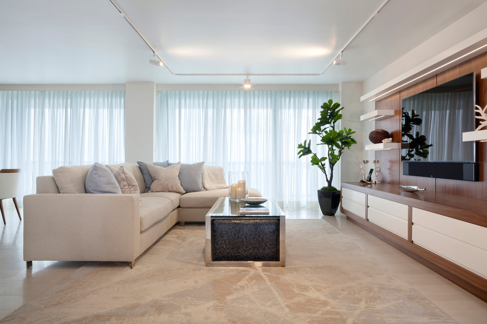 Immagine di un soggiorno contemporaneo aperto con pareti bianche, pavimento in gres porcellanato e TV a parete