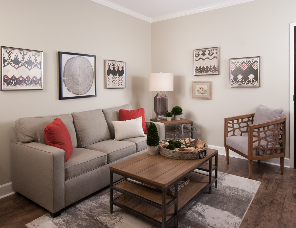 Idee per un piccolo soggiorno design aperto con pareti grigie, pavimento in laminato, TV autoportante e pavimento marrone