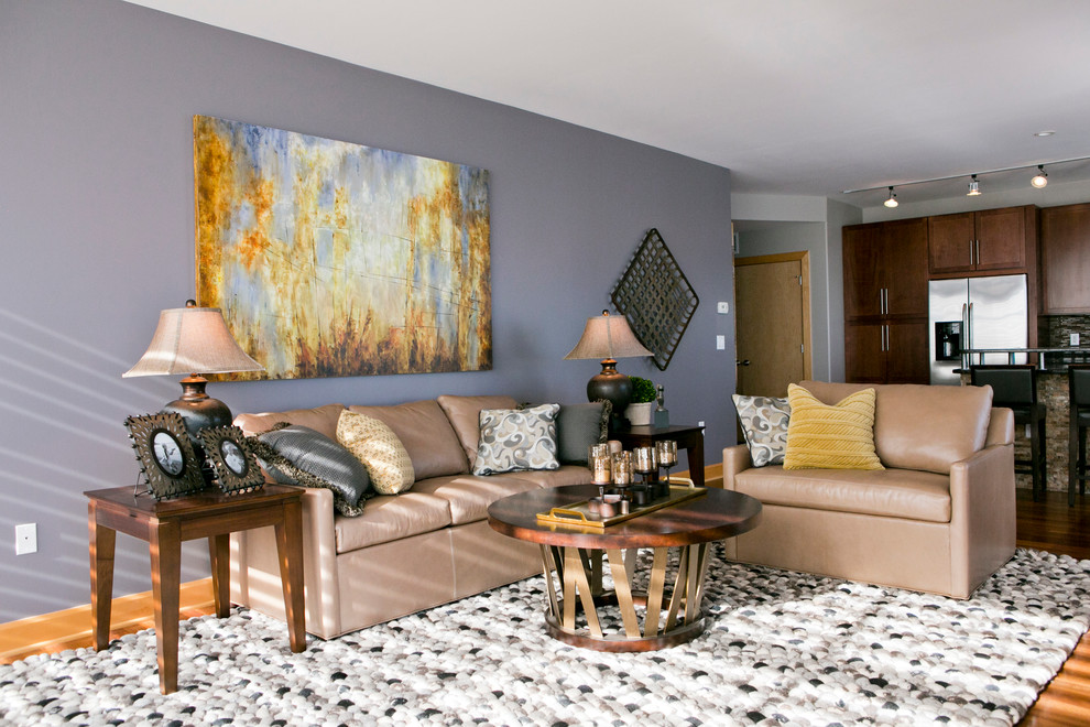 Modernes Wohnzimmer mit lila Wandfarbe und braunem Holzboden in Milwaukee