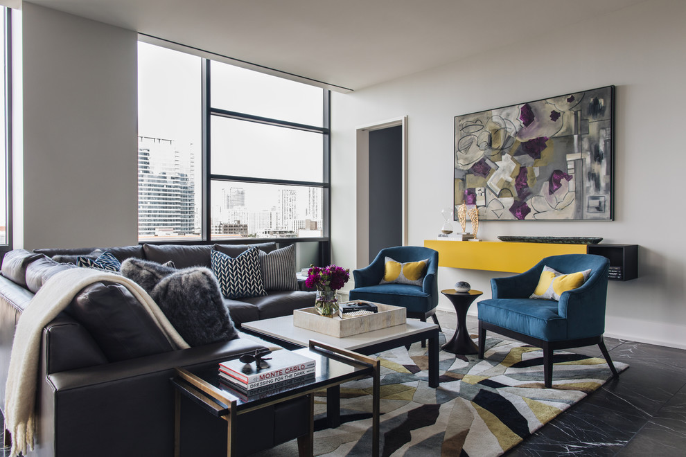 Modernes Wohnzimmer mit grauer Wandfarbe und schwarzem Boden in Chicago