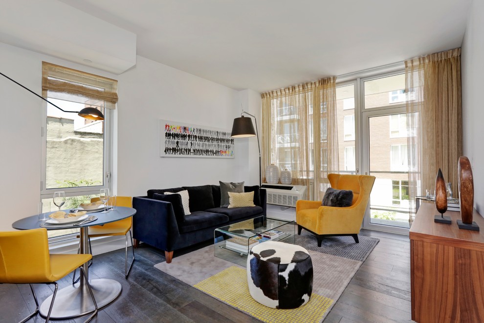 Пример оригинального дизайна: гостиная комната среднего размера в современном стиле с белыми стенами, светлым паркетным полом и ковром на полу