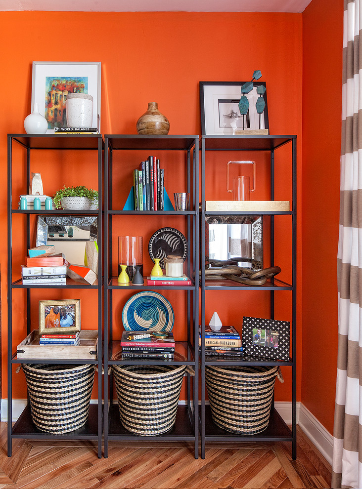 Kleines, Offenes Modernes Wohnzimmer ohne Kamin mit oranger Wandfarbe und hellem Holzboden in Chicago