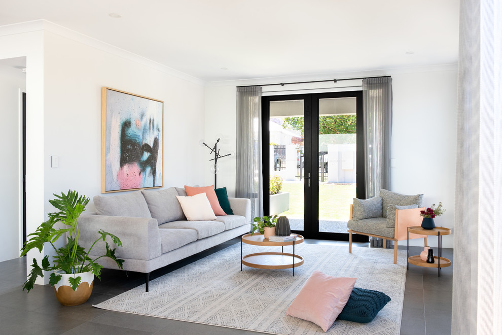 Modernes Wohnzimmer mit weißer Wandfarbe und grauem Boden in Perth