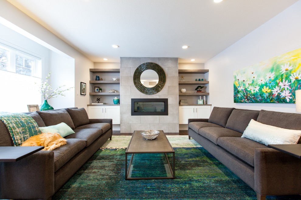 Großes, Offenes, Repräsentatives, Fernseherloses Modernes Wohnzimmer mit grauer Wandfarbe, dunklem Holzboden, Kamin und gefliester Kaminumrandung in Edmonton