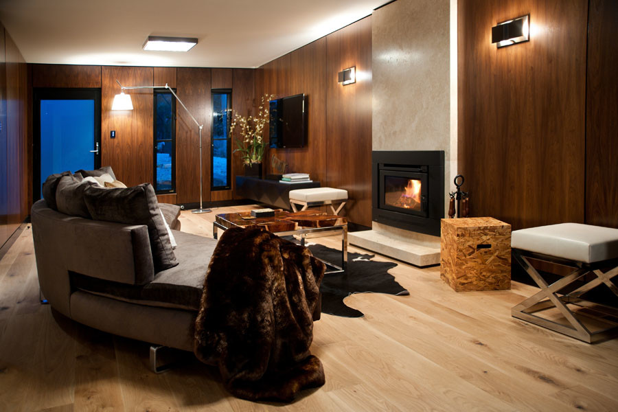 Idee per un soggiorno contemporaneo di medie dimensioni e chiuso con sala formale, pareti marroni, pavimento in legno massello medio, camino classico e TV a parete