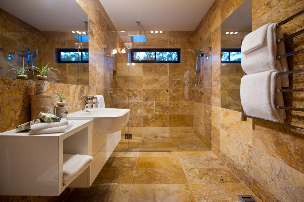 Idée de décoration pour une salle de bain design de taille moyenne avec un mur marron et un sol en bois brun.