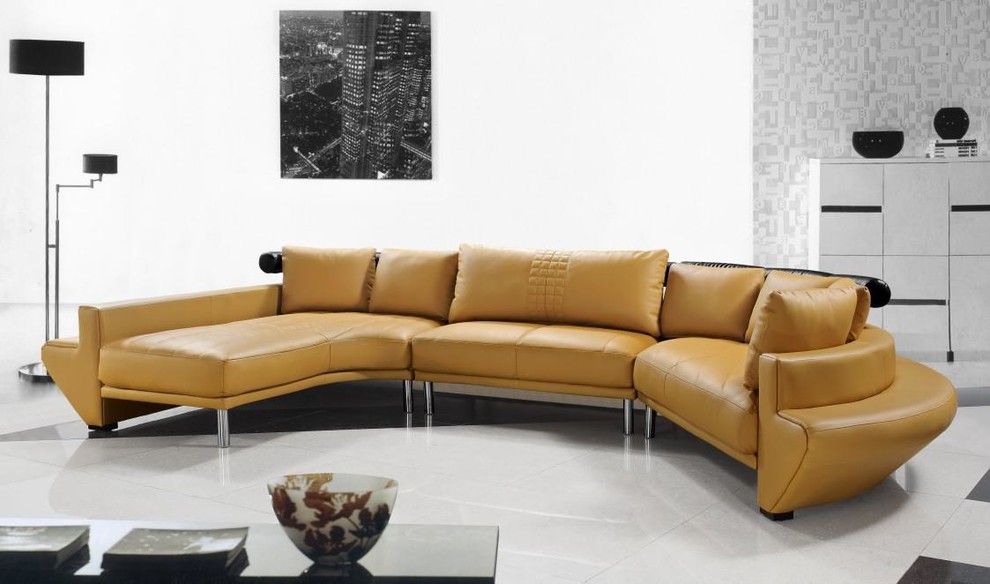 Пример оригинального дизайна: гостиная комната в стиле модернизм с горчичным диваном