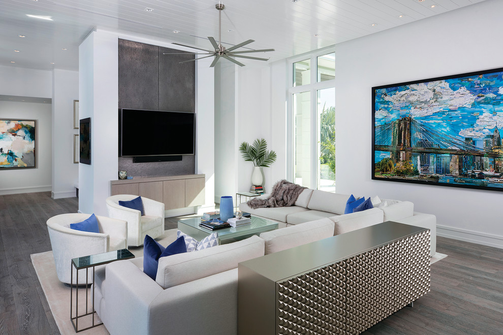 Großes, Offenes Modernes Wohnzimmer mit weißer Wandfarbe, dunklem Holzboden, TV-Wand und braunem Boden in Sonstige