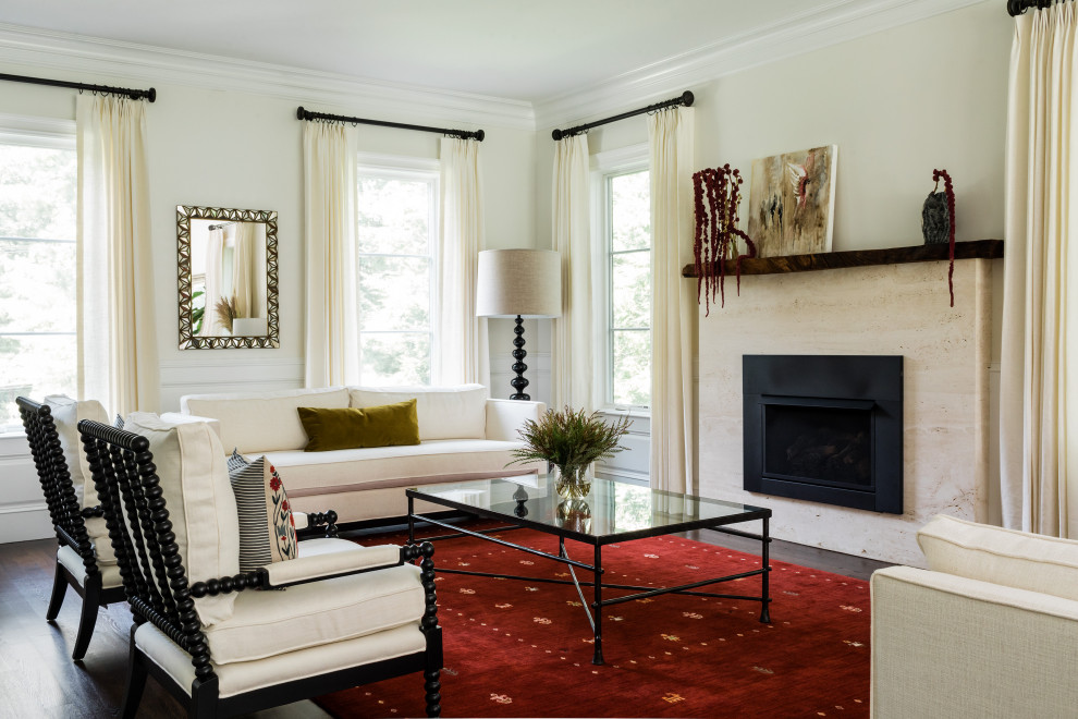 На фото: гостиная комната в стиле неоклассика (современная классика) с белыми стенами, темным паркетным полом, стандартным камином и коричневым полом