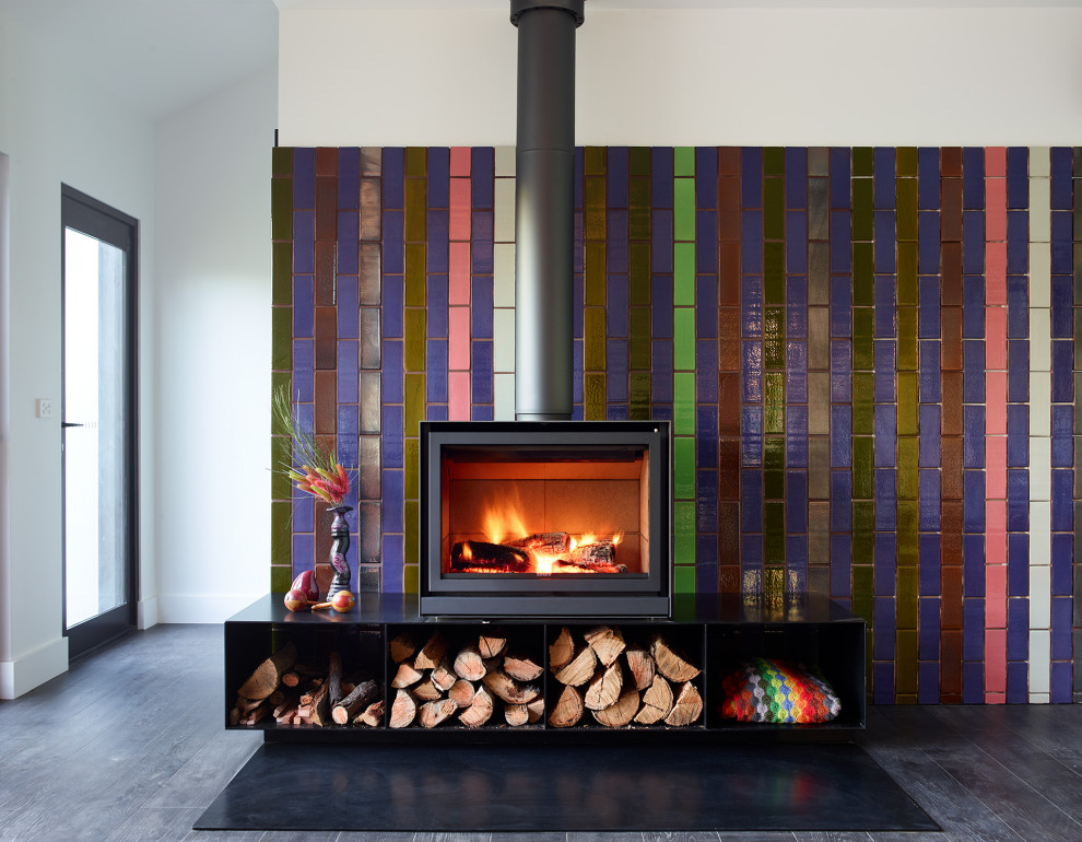 Diseño de salón abierto contemporáneo de tamaño medio con chimenea lineal, paredes multicolor, suelo de madera pintada, marco de chimenea de ladrillo, suelo negro, casetón y ladrillo