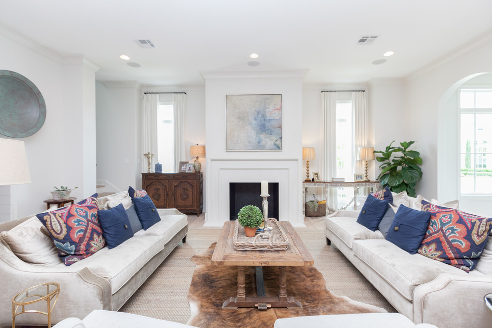Klassisches Wohnzimmer mit weißer Wandfarbe, Teppichboden, Kamin und beigem Boden in New Orleans