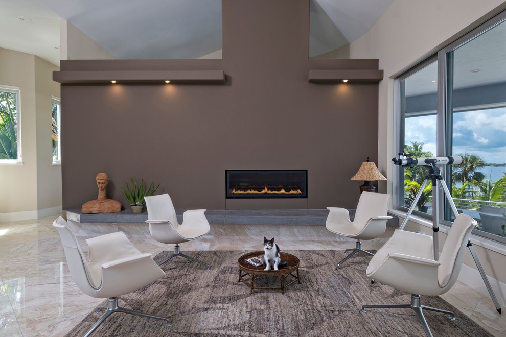 Imagen de salón para visitas abierto exótico sin televisor con paredes marrones, chimenea lineal y suelo beige