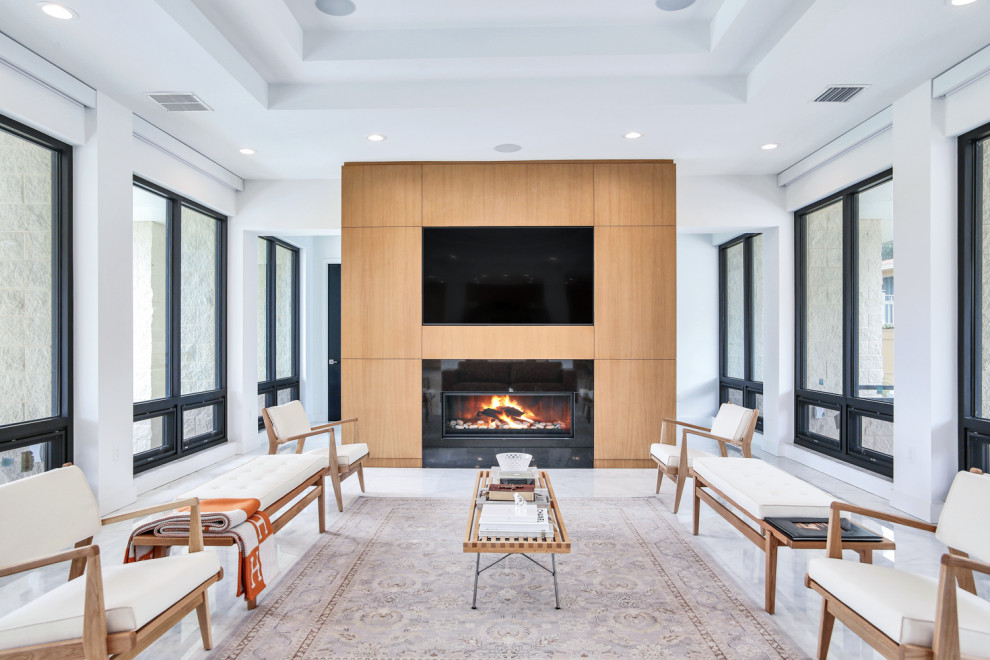 タンパにある高級な中くらいなコンテンポラリースタイルのおしゃれなLDK (大理石の床、木材の暖炉まわり、白い床、白い壁、横長型暖炉、埋込式メディアウォール) の写真