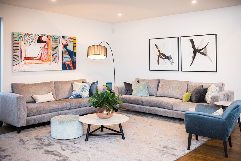 Mittelgroßes, Offenes Modernes Wohnzimmer mit weißer Wandfarbe, dunklem Holzboden und braunem Boden in Melbourne