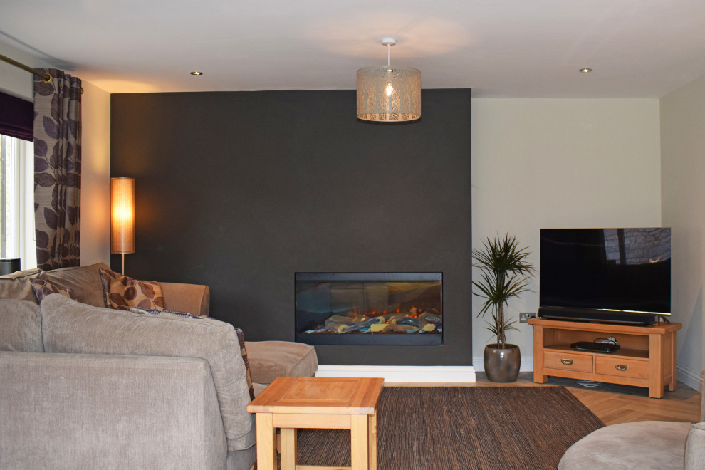 На фото: открытая гостиная комната среднего размера в современном стиле с коричневыми стенами и отдельно стоящим телевизором