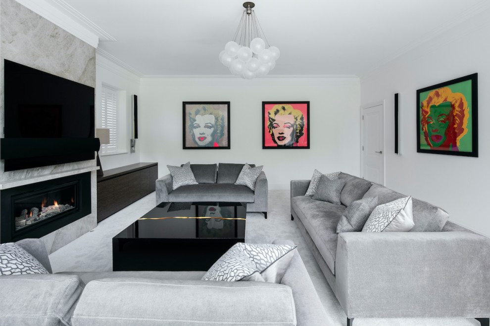 Источник вдохновения для домашнего уюта: гостиная комната среднего размера в современном стиле с белыми стенами, ковровым покрытием, телевизором на стене, серым полом, стандартным камином и фасадом камина из камня
