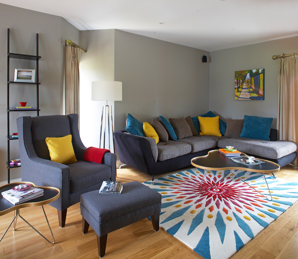 Modernes Wohnzimmer mit grauer Wandfarbe in Dublin