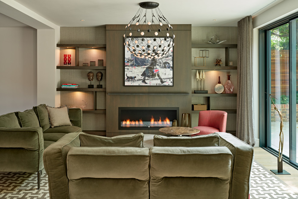 Exemple d'un salon tendance avec une cheminée ribbon et un manteau de cheminée en bois.