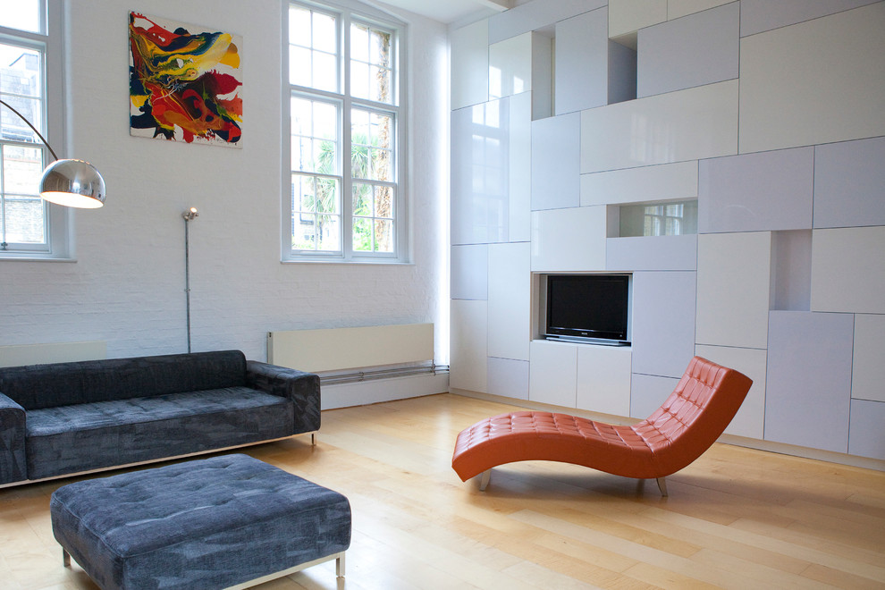 Immagine di un soggiorno minimal di medie dimensioni e chiuso con sala formale, pareti bianche e parete attrezzata
