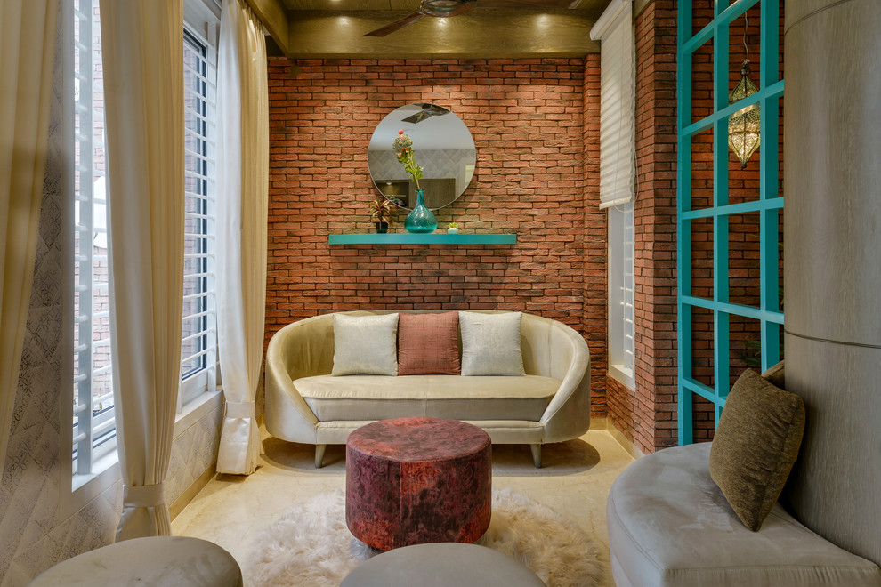 Idée de décoration pour une salle de séjour design fermée avec un mur rose et un sol beige.