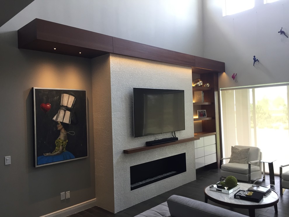 Geräumiges Modernes Wohnzimmer mit Gaskamin, gefliester Kaminumrandung, TV-Wand und schwarzem Boden in Orlando