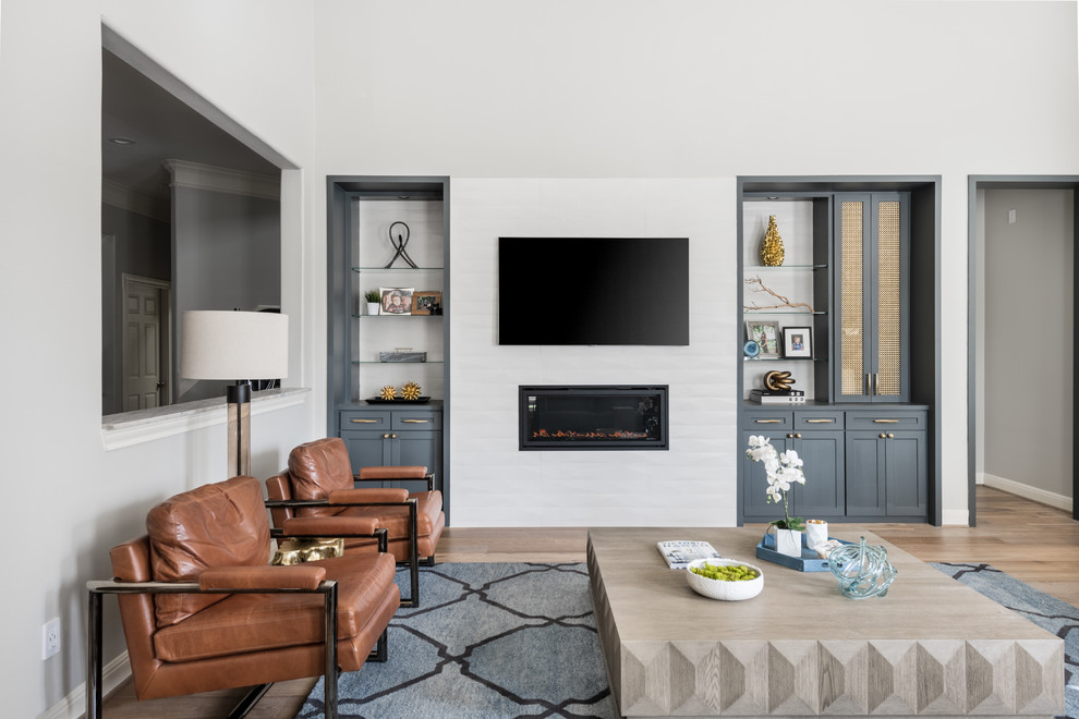 Источник вдохновения для домашнего уюта: гостиная комната в стиле неоклассика (современная классика) с белыми стенами, паркетным полом среднего тона, горизонтальным камином, фасадом камина из плитки, телевизором на стене и коричневым полом