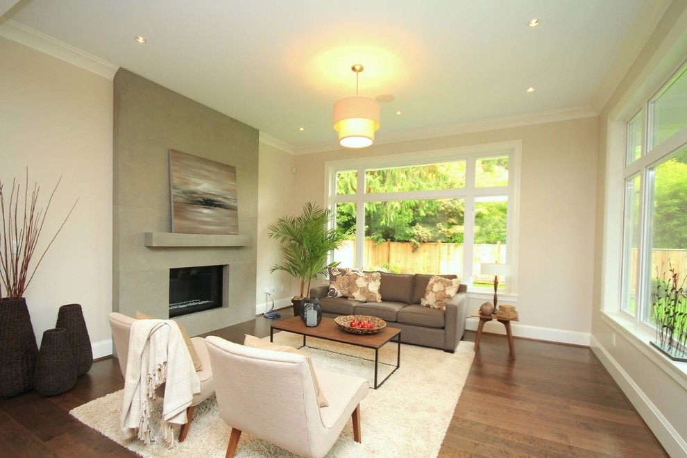 Mittelgroßes, Repräsentatives, Fernseherloses, Abgetrenntes Modernes Wohnzimmer mit beiger Wandfarbe, braunem Holzboden, Kamin und Kaminumrandung aus Beton in Vancouver