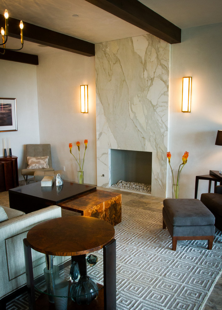 На фото: гостиная комната в современном стиле с белыми стенами и ковром на полу