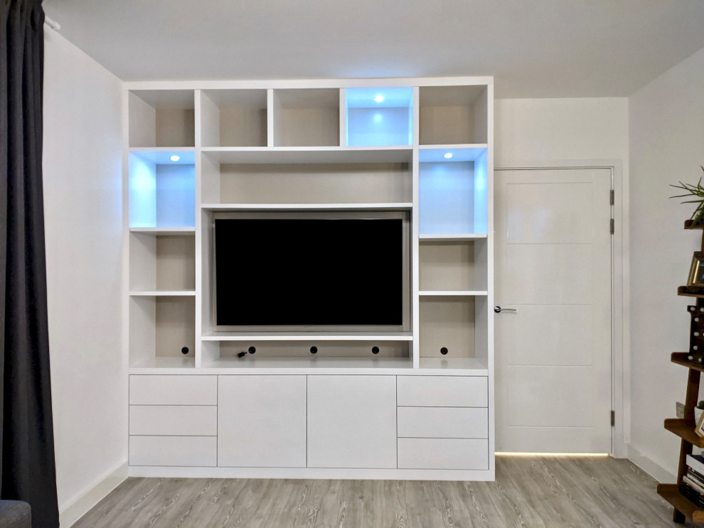 Стильный дизайн: изолированная гостиная комната среднего размера в современном стиле с белыми стенами и мультимедийным центром - последний тренд