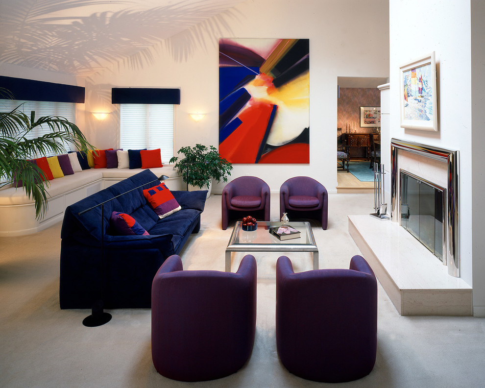 Offenes Modernes Wohnzimmer mit weißer Wandfarbe, Teppichboden, Kamin und Kaminumrandung aus Metall in Bridgeport