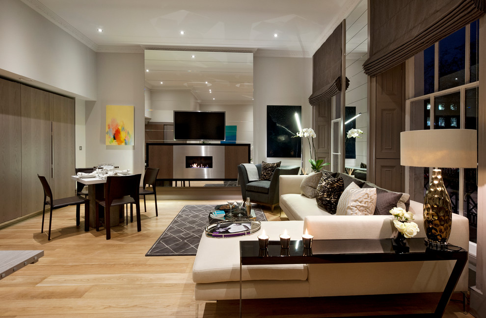 Пример оригинального дизайна: гостиная комната среднего размера в современном стиле с серыми стенами, светлым паркетным полом, горизонтальным камином и отдельно стоящим телевизором