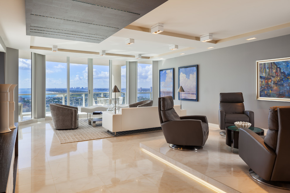 Großes, Offenes Modernes Wohnzimmer mit grauer Wandfarbe, Marmorboden und beigem Boden in Miami
