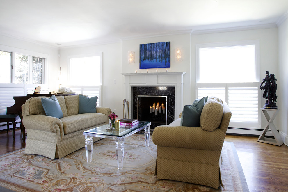 Großes, Fernseherloses, Abgetrenntes Modernes Wohnzimmer mit weißer Wandfarbe, braunem Holzboden, Kamin und gefliester Kaminumrandung in New York