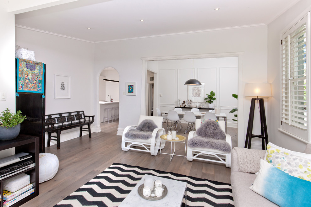 Aménagement d'un salon scandinave de taille moyenne et ouvert avec un mur blanc, sol en stratifié et un sol gris.