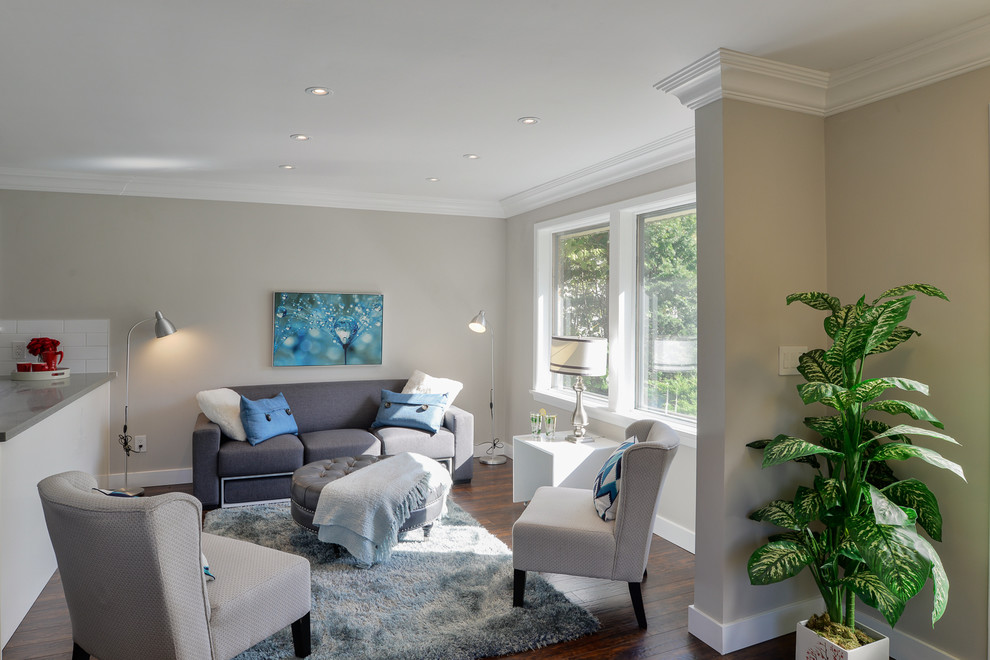 Mittelgroßes, Repräsentatives, Fernseherloses, Offenes Klassisches Wohnzimmer ohne Kamin mit Laminat, braunem Boden und beiger Wandfarbe in Toronto