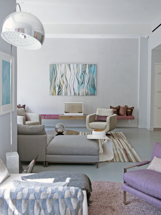 Großes, Fernseherloses Modernes Wohnzimmer ohne Kamin, im Loft-Stil mit weißer Wandfarbe und Marmorboden in New York