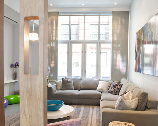 Großes, Fernseherloses Modernes Wohnzimmer ohne Kamin, im Loft-Stil mit weißer Wandfarbe und Marmorboden in New York