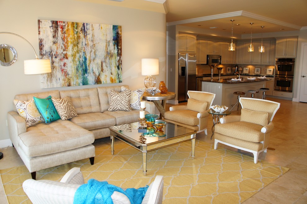 Immagine di un grande soggiorno contemporaneo aperto con pareti beige, pavimento in travertino e nessun camino