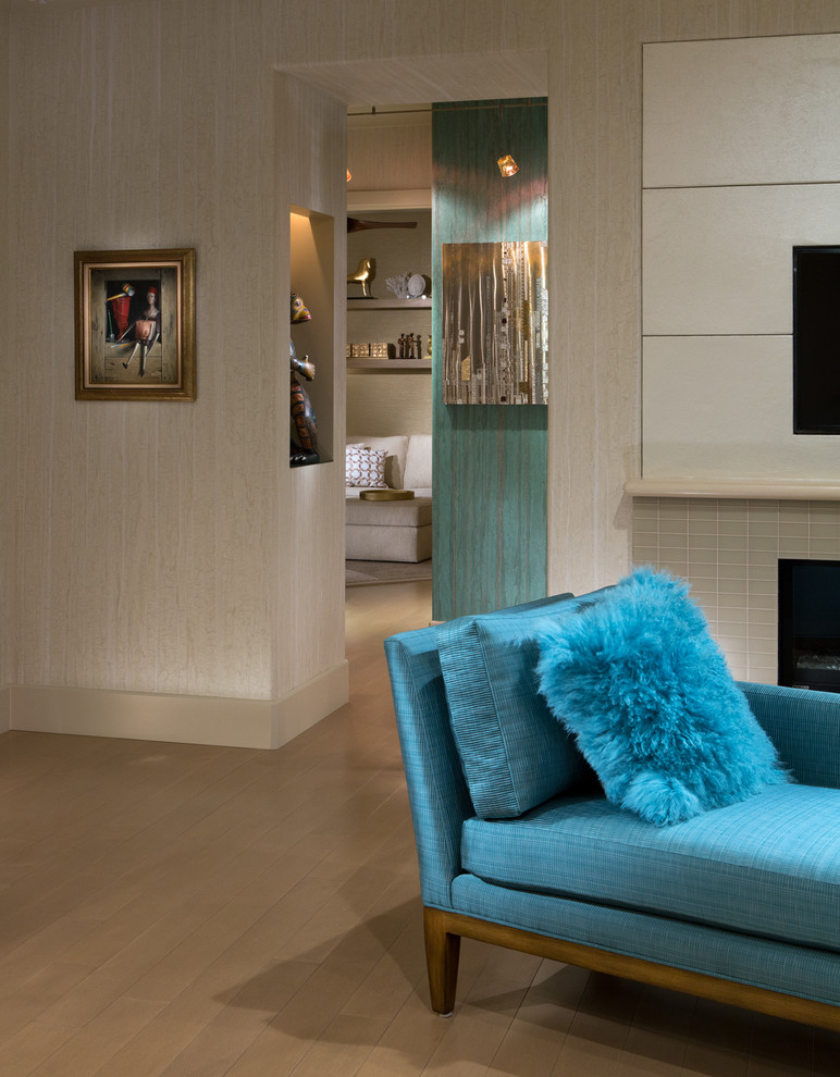 Cette image montre un salon design de taille moyenne et ouvert avec un mur beige, parquet clair, une cheminée ribbon, un téléviseur encastré, un manteau de cheminée en carrelage et un sol marron.