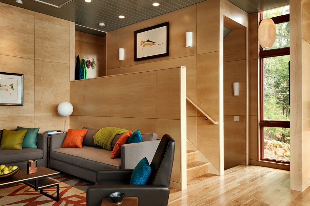 Idées déco pour un salon contemporain avec un sol en bois brun et un escalier.