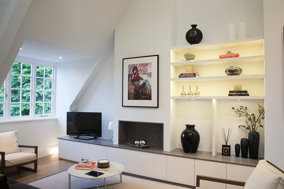 На фото: гостиная комната в современном стиле с белыми стенами, паркетным полом среднего тона, горизонтальным камином и отдельно стоящим телевизором с