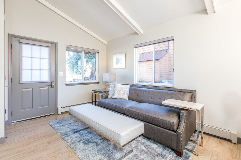 Идея дизайна: маленькая открытая гостиная комната в современном стиле с серыми стенами, полом из винила, телевизором на стене и разноцветным полом для на участке и в саду