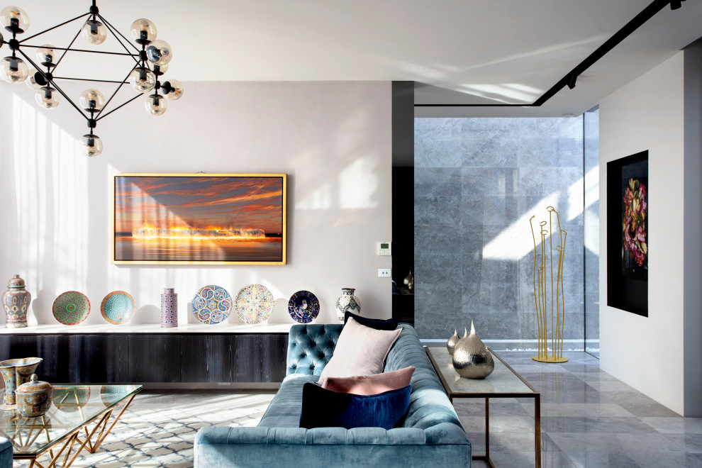 Idee per un soggiorno contemporaneo aperto con pareti bianche e pavimento grigio