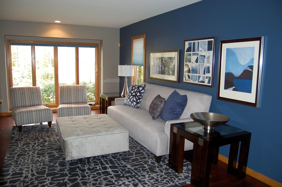 Ispirazione per un soggiorno design di medie dimensioni e aperto con pareti blu e parquet scuro