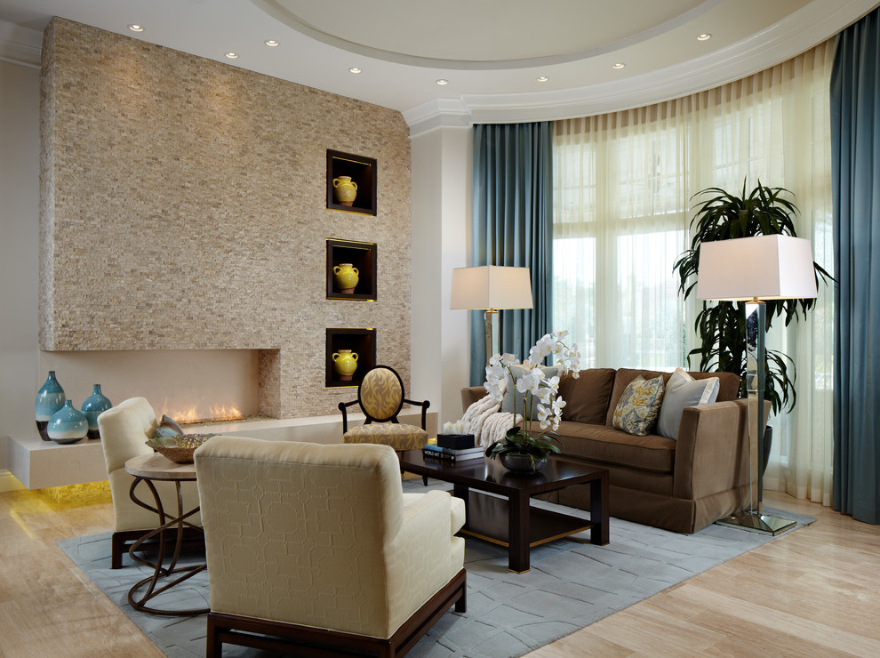 Imagen de salón abierto contemporáneo con paredes beige, suelo de bambú, chimenea lineal y marco de chimenea de piedra