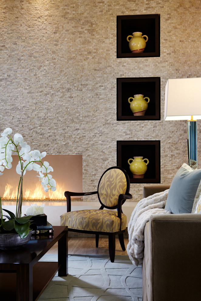 Immagine di un soggiorno contemporaneo aperto con pareti beige, camino lineare Ribbon e cornice del camino in pietra